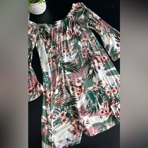 Amelia James Floral & Camo off the shoulder dress W/ Bell Sleeve Size Medium EUC